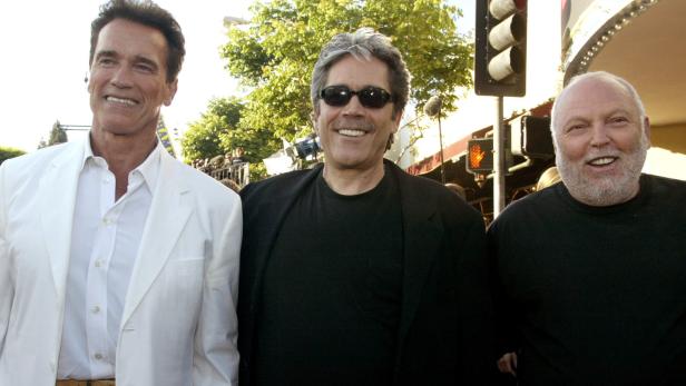 Juni 2003, Los Angeles: Arnold Schwarzenegger, Hauptdarsteller von &quot;Terminator 3&quot;, mit den Filmproduzenten Mario Kassar und Andrew G. Vajna