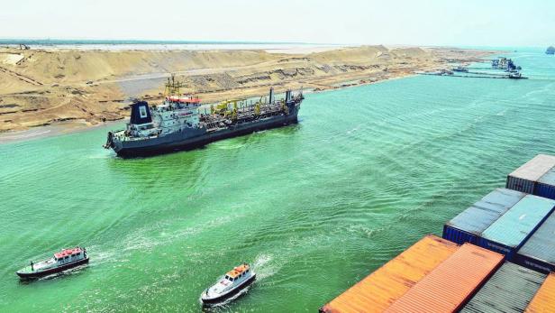 Containerschiffe im Suezkanal: Beim Testlauf am 25. Juli ging alles glatt