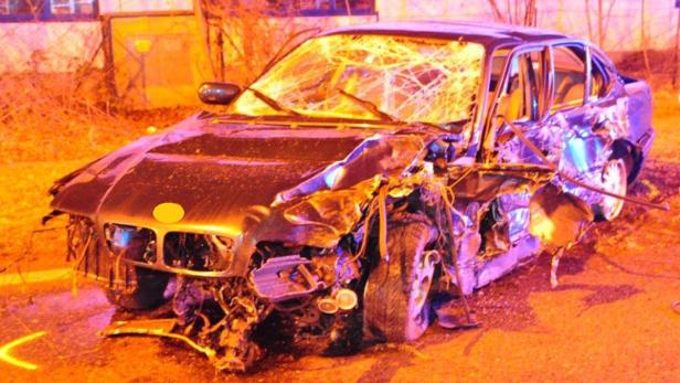 Ein stark beschädigtes Auto nach einem Unfall in der Nacht.