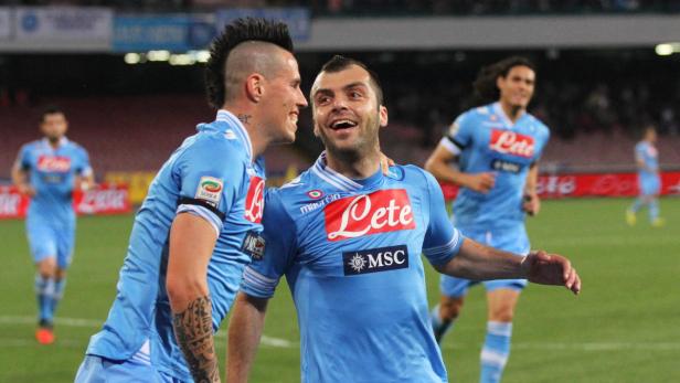 epa03653168 Napoli&#039;s Macedonian forward Goran Pandev (C) celebrates with his Slovakian teammate Marek Hamsik (L) after scoring the 1-0 lead during the Italian Serie A soccer match between SSC Napoli and CFC Genoa 1893 at San Paolo stadium in Naples, Italy, 07 April 2013. EPA/CESARE ABBATE