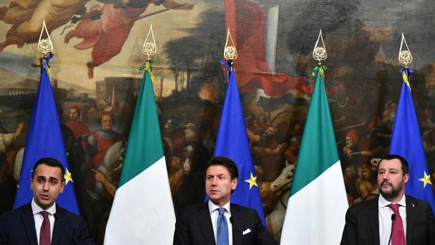 Italiens Premier Conte (Mitte) gibt den Staatsmann, Salvini und Di Maio poltern