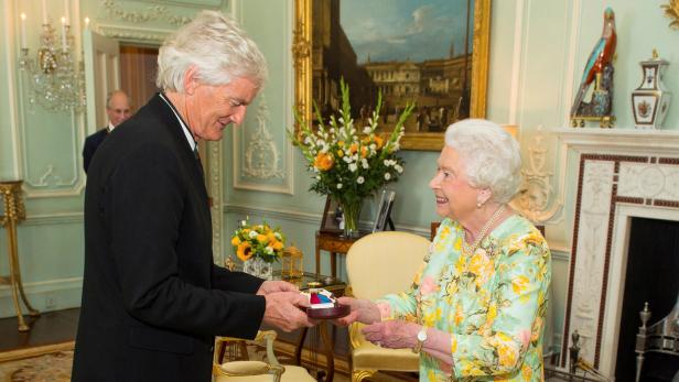 Queen Elizabeth übergibt James Dyson einen Orden 2016