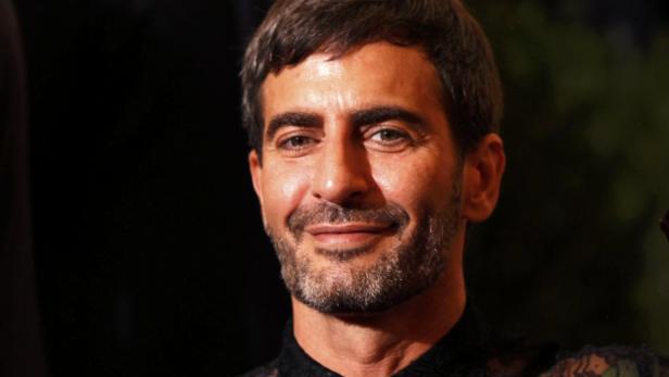 Porträt von Marc Jacobs mit Bart und dunklen Haaren.