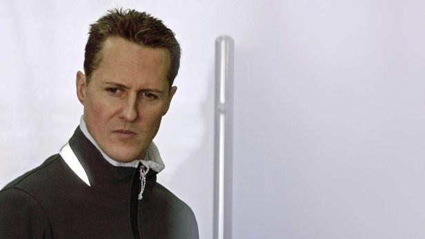 Michael Schumacher blickt ernst in die Kamera.