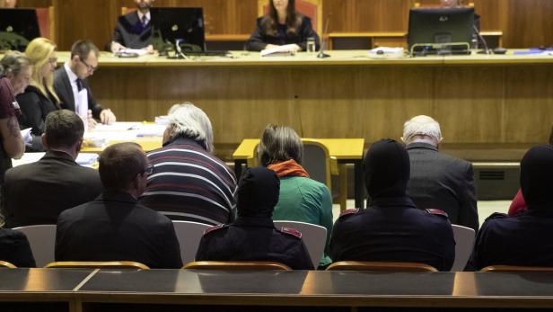 Angeklagte und Polizisten am Mittwoch, 23. Jänner 2019, vor Beginn der Fortsetzung des Prozesses gegen 14 Staatsverweigerer wegen u.a. Bestimmung zum Hochverrat am Grazer Straflandesgericht.
