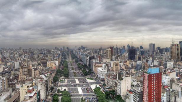 Die &quot;Avenida 9 de Julio&quot; in Argentinien galt lange als die breiteste Straße der Welt.