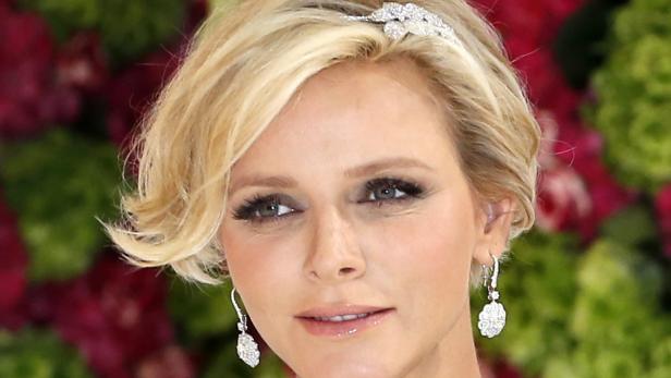 Nahaufnahme von Fürstin Charlène mit blonden Haaren, Diadem und Ohrringen.
