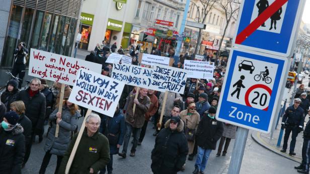 Eine Demonstration in Wien mit Menschen, die Schilder mit Aufschriften tragen.
