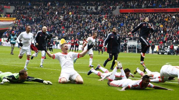 Bayern Munich&#039;s players celebrate after winning their German first division Bundesliga soccer match against Eintracht Frankfurt and the German soccer Championships in Frankfurt, April 6, 2013.Bayern Munich won their 22nd Bundesliga title in record time on Saturday after beating Eintracht Frankfurt 1-0 to open up an unassailable 20-point lead with six games left in the season. REUTERS/Kai Pfaffenbach (GERMANY - Tags: SPORT SOCCER) DFL RULES TO LIMIT THE ONLINE USAGE DURING MATCH TIME TO 15 PICTURES PER GAME. IMAGE SEQUENCES TO SIMULATE VIDEO IS NOT ALLOWED AT ANY TIME. FOR FURTHER QUERIES PLEASE CONTACT DFL DIRECTLY AT + 49 69 650050