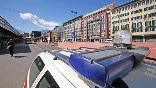 Ein Polizeiauto steht vor dem Bahnhof in Innsbruck.