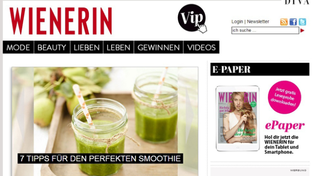 Zwei Gläser mit grünem Smoothie und Strohhalm auf einem Holztablett.