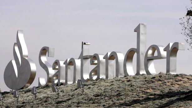 Eine große Skulptur des Santander-Logos steht auf einem Hügel.