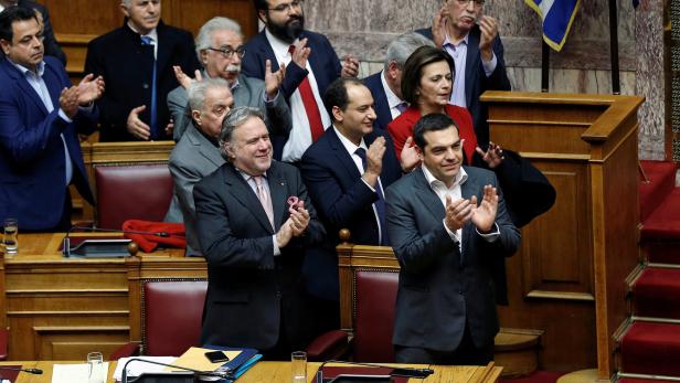 Premier Alexis Tsipras mit Außenminister Georgios Katrougalos (li.)