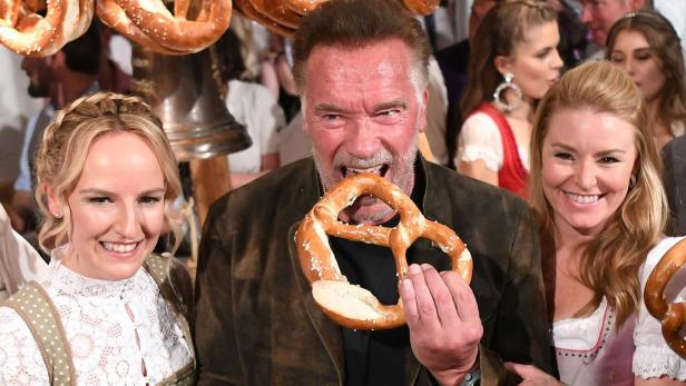 Maria Hauser mit Arnold Schwarzenegger und dessen Freundin Heather