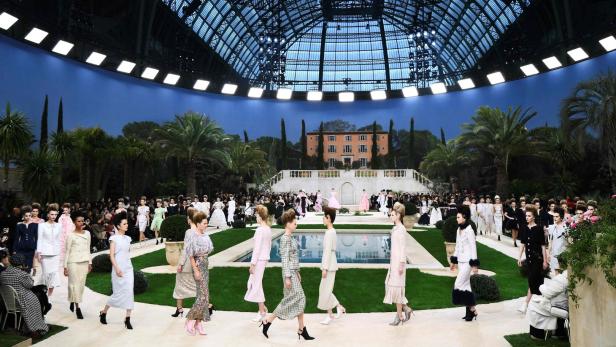 Models bei der Haute Couture Schau von Chanel im Pariser Grand Palais