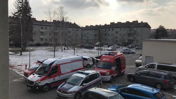Polizei, Feuerwehr und Rettung eilten zur Wohnung in der Himberger Straße