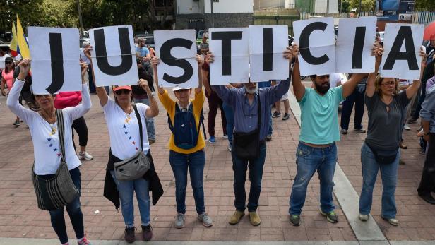 Machtkampf in Venezuela: Alle buhlen um das Militär