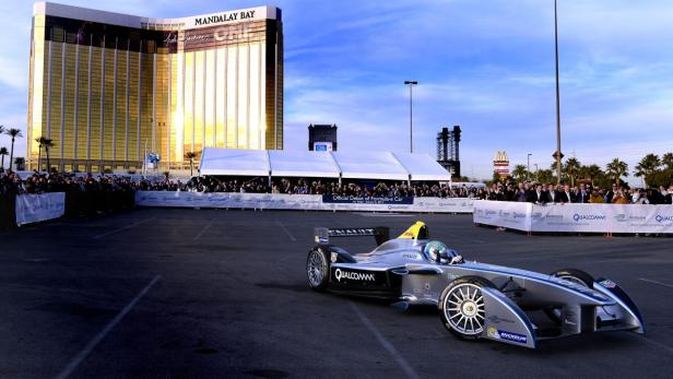 Ein Formel-E-Rennwagen vor dem Mandalay Bay Hotel in Las Vegas.
