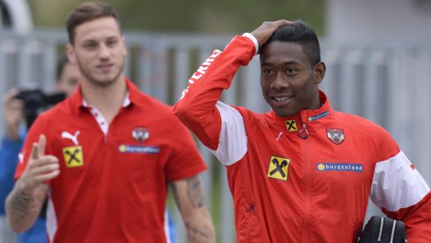 David Alaba und ein weiterer österreichischer Fußballspieler in Trainingskleidung.