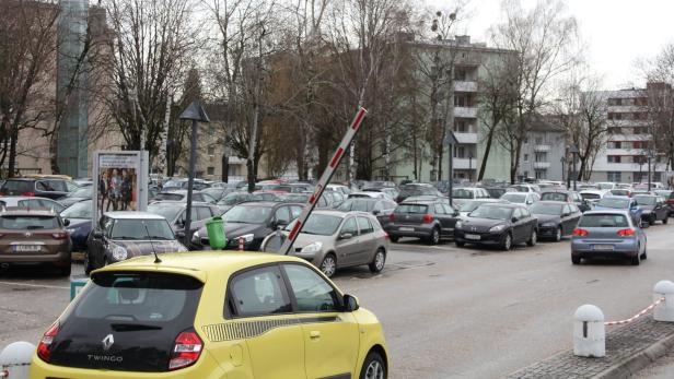 Ein voller Parkplatz mit einer gelben Renault Twingo im Vordergrund.