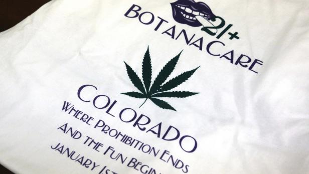 Ein Stoffbeutel mit dem Aufdruck „Botanacare“, einem Cannabisblatt und dem Slogan „Colorado, where prohibition ends and the fun begins“.