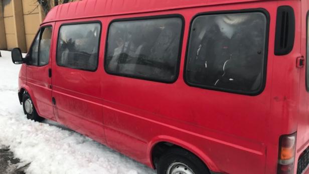 Schrott-Bus ohne Winterreifen und mit defekter Bremse unterwegs