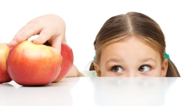 &quot;An Apple a Day keeps the Doctor away&quot;. Daran ist nichts falsches. Das Pektin im Apfel ist ein Ballaststoff und bindet cholesterinreiche Gallensäure im Darm. Wer regelmäßig Äpfel ist, kann sein LDL nach wenigen Wochen senken.