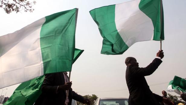 Die nigerianischer Flagge auf einer Demonstration