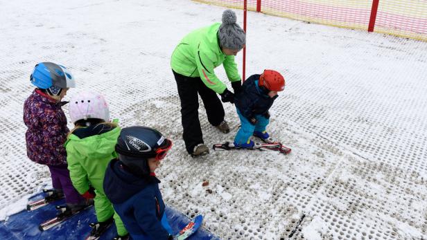 Auf den Plastikmatten kann man auch ohne Schnee Skifahren lernen.