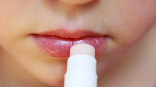 Verbraucherschützer haben Lippenpflegeprodukte für Kinder unter die Lupe genommen.