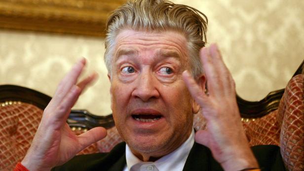 David Lynch gestikuliert mit beiden Händen.