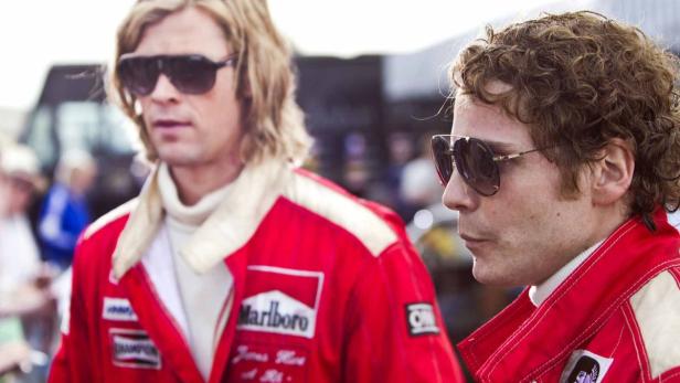 Chris Hemsworth und Daniel Brühl in Rennfahrer-Overalls am Set von „Rush – Alles für den Sieg“.