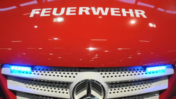 Die Front eines roten Feuerwehrfahrzeugs von Mercedes-Benz.