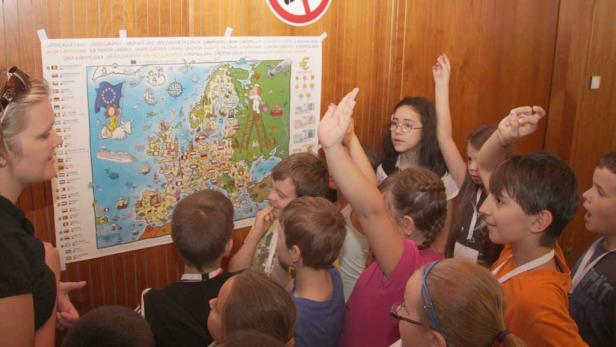 Wissbegierige Kids sammeln Infos über EU-Länder