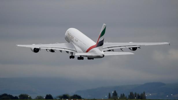 Ein Emirates-Airbus A380 beim Abflug aus Manchester.