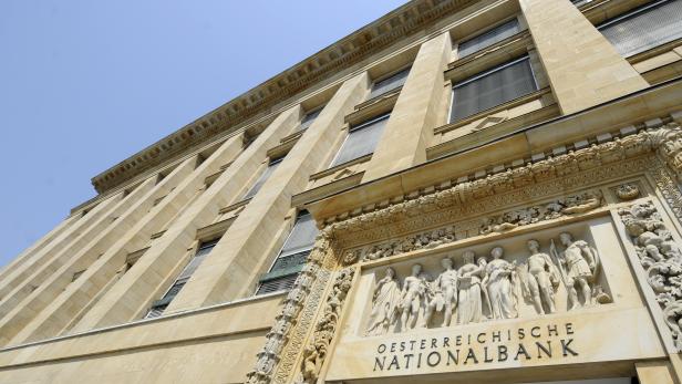 Das Gebäude der Österreichischen Nationalbank mit Skulpturen über dem Eingang.