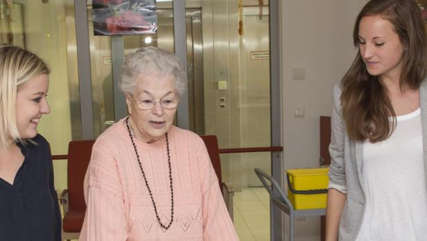 Die beiden Medizinstudentinnen Julia Halilovic (li.) und Eva Wallner mit Bibiana Fichtinger im Haus der Barmherzigkeit.