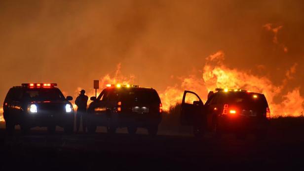 Flammen nahe Lake Isabella, Kalifornien.
