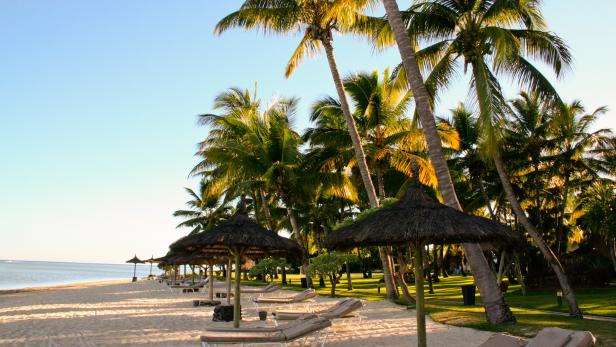 Etwas mehr los ist auf Mauritius. 29 Grad, acht Sonnenstunden pro Tag und traumhaft tropische Strände - Urlauber-Herz was willst du mehr? Vielleicht eine wundersame Geldvermehrung, denn: