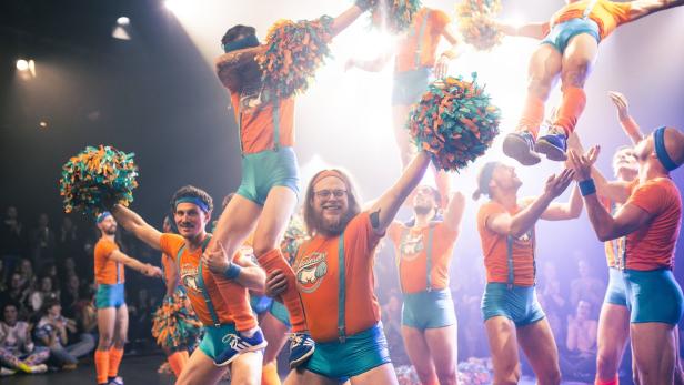 Männliche Cheerleader: Mit Pompons gegen das Klischee