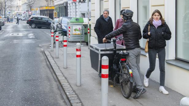 Nicht nur für Radfahrer, sondern auch für Fußgänger gibt es zu wenig Platz, moniert die Radlobby.