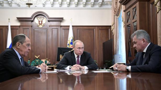 Putin mit Außenminister Lawrow und Verteidigungsminister Shoigu