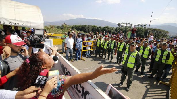 Konfrontation: Bürger vs. Sicherheitskräfte an der Grenze