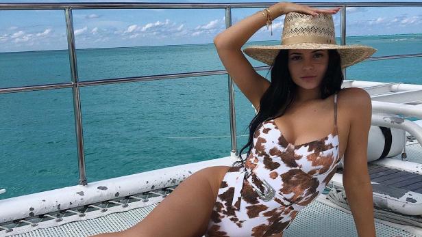Kylie Jenner besitzt bereits einen Badeanzug in Kuhfell-Optik