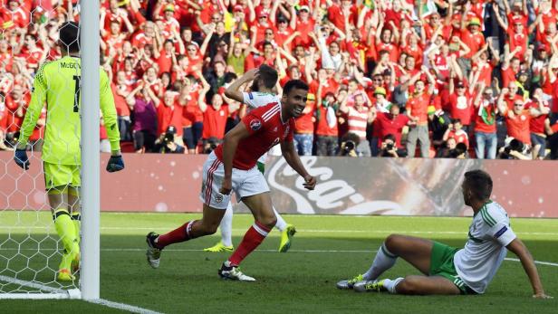 Unglücksrabe McAuley (re.) traf ins eigene Tor und ebnete Wales den Weg ins Viertelfinale.