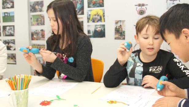 Kinder malen mit dem Spezialstift dreidimensionale Bilder