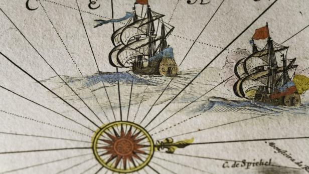 Zwei Segelschiffe auf einer alten Seekarte mit Kompassrose.