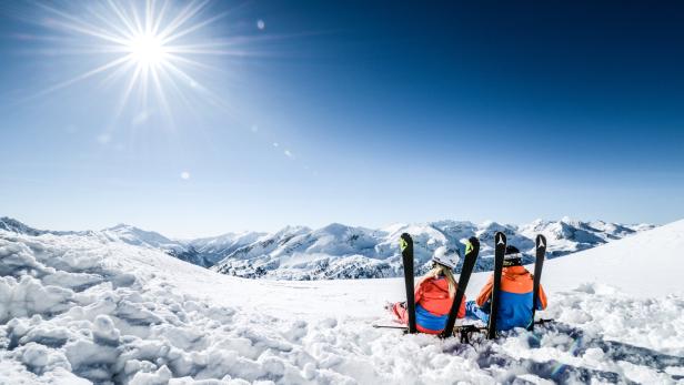 Während der Nachwuchs im Skikurs übt, können Jungeltern die 100 Pistenkilometer erkunden.