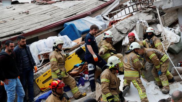 Siebenstöckiges Haus in Istanbul eingestürzt