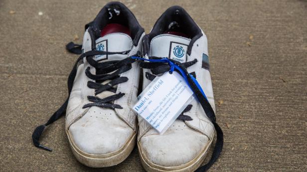 #MillionsMissing: Ein Paar Schuhe mit den Eckdaten des CFS-Patienten symbolisiert die soziale Isolation der Betroffenen.